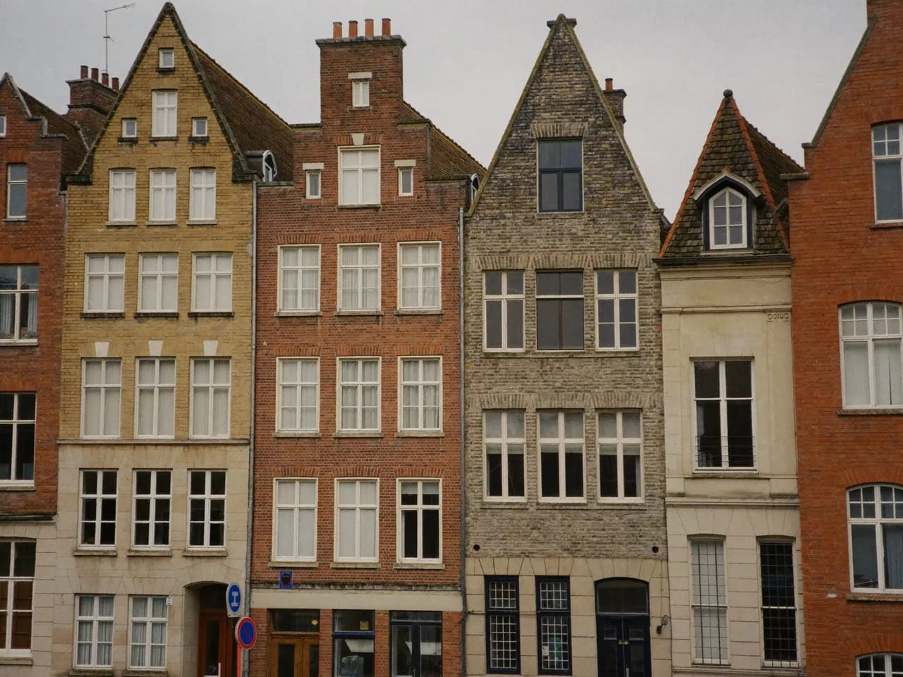 Façades flamandes en brique du Vieux-Lille